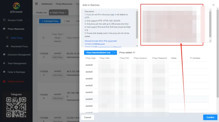 Диалог Add in Batches в ixBrowser поверх страницы Static Proxy: описание формата, вставленные строки прокси и разобранная таблица с колонкой IP Address справа.