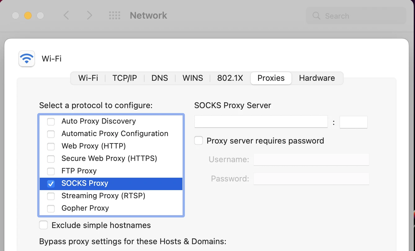 Вкладка Proxies в macOS: в списке протоколов выбран SOCKS Proxy, справа поля сервера и порта SOCKS.