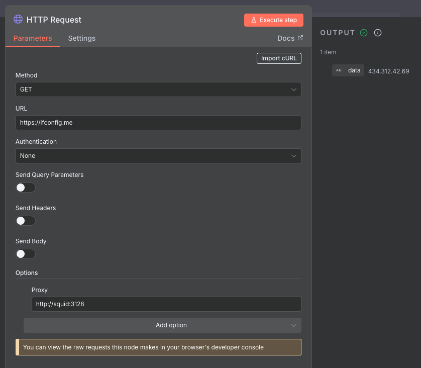 Узел HTTP Request в n8n: GET запрос, в разделе Options добавлена опция Proxy, справа в панели вывода полученный IP.